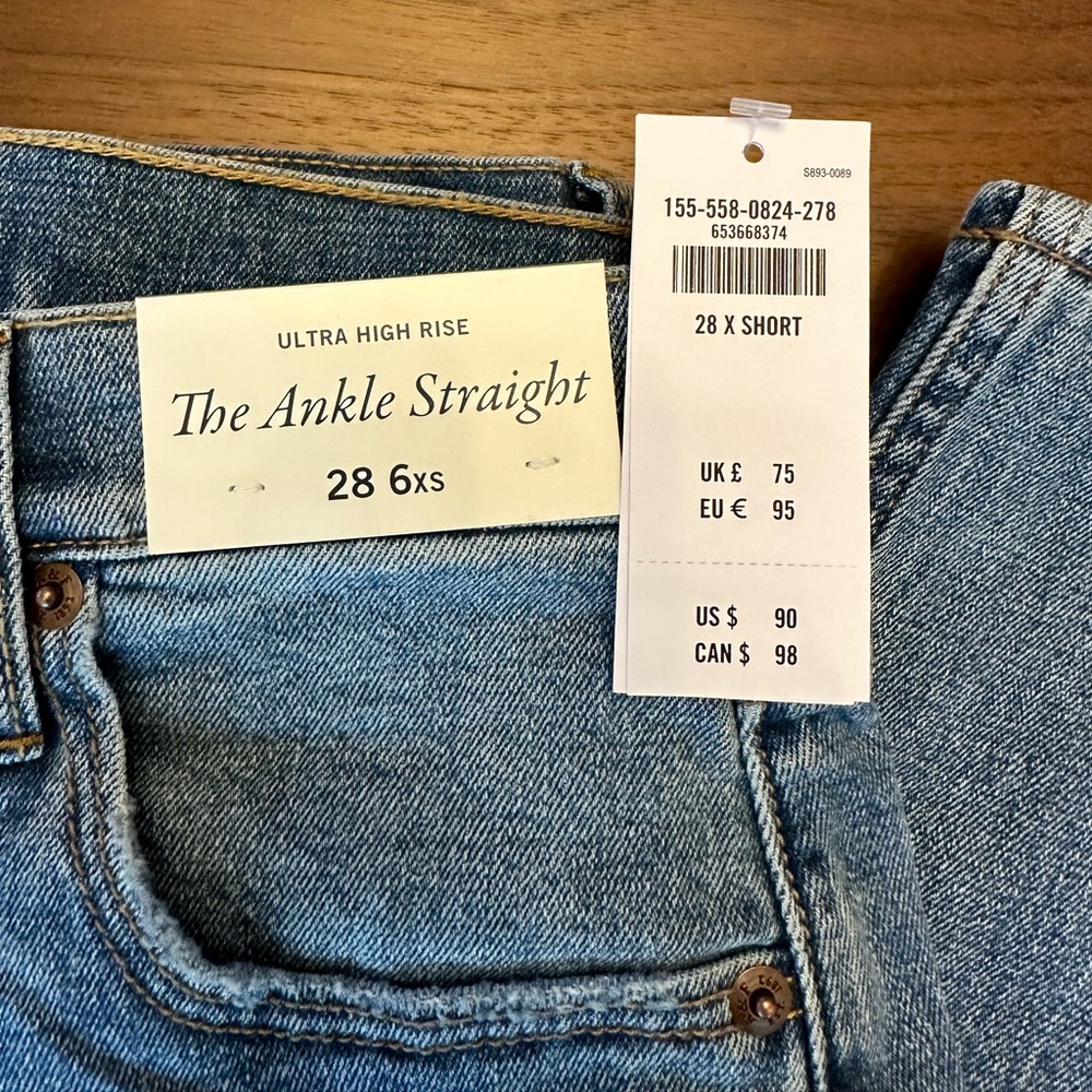 BNWT Women’s Abercrombie & Fitch Ultra High Rise Ankle Straight Jean 28W x 24L